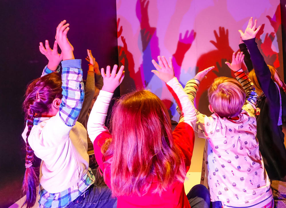 Kinder spielen in der MINISCHIRN