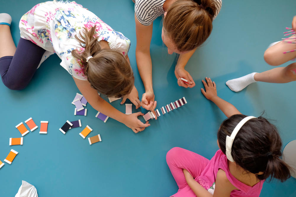 Kinder spielen in der MINISCHIRN