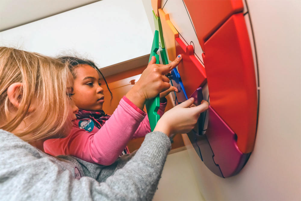 Kinder spielen am Farbkreis